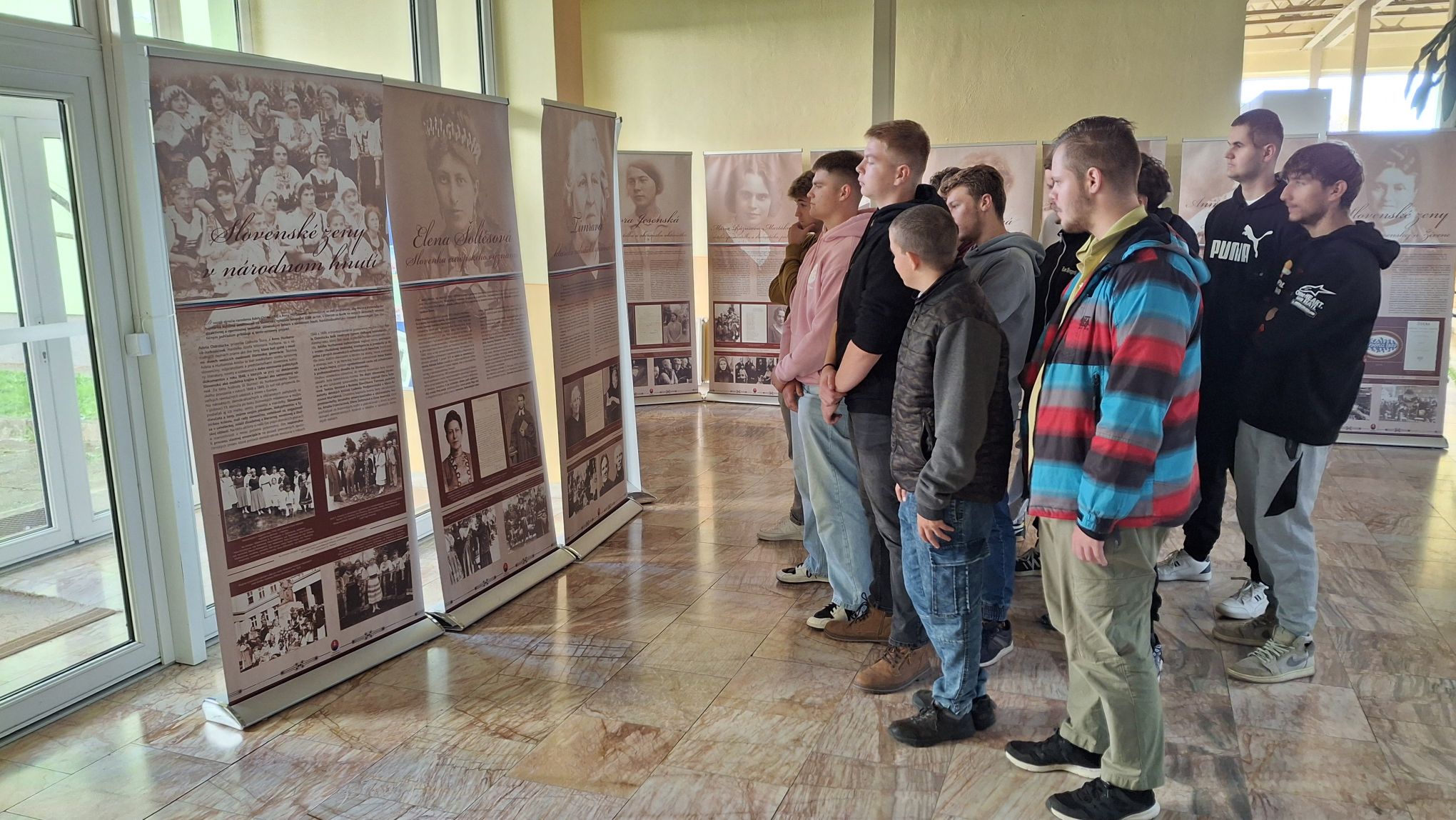 na hodine sjl vystava