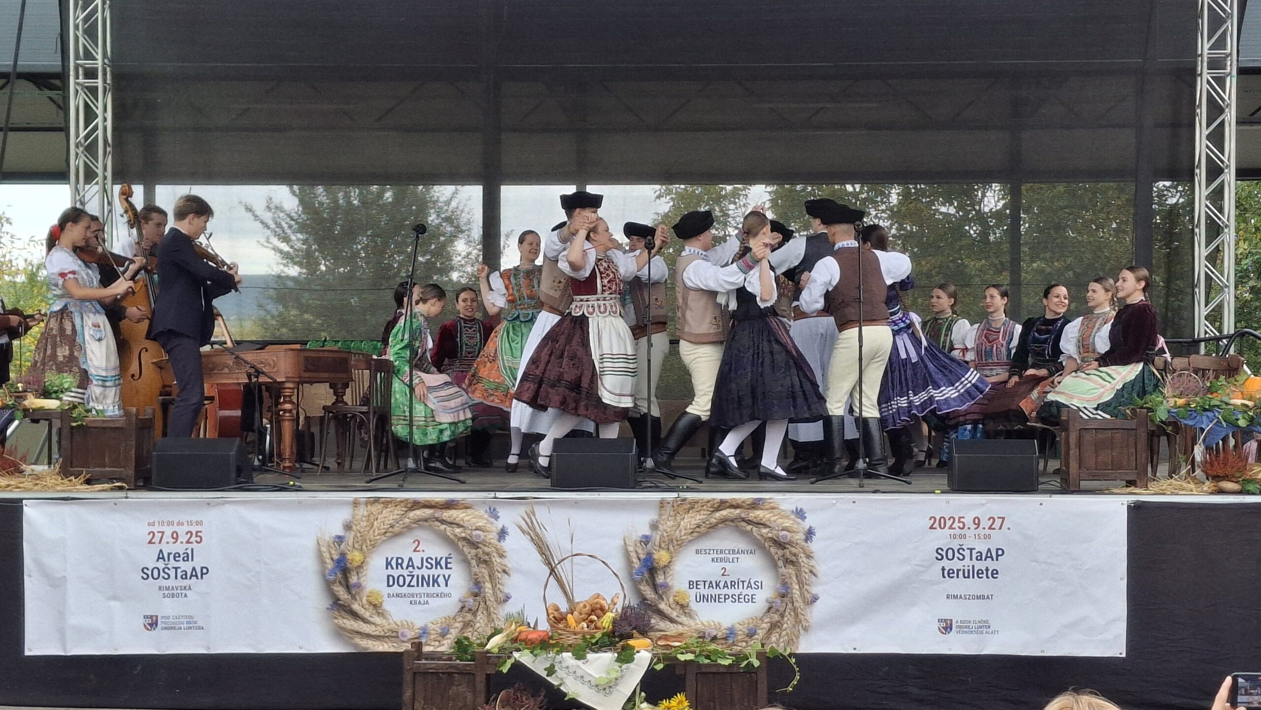 Folklórny program počas dožinkových slávností