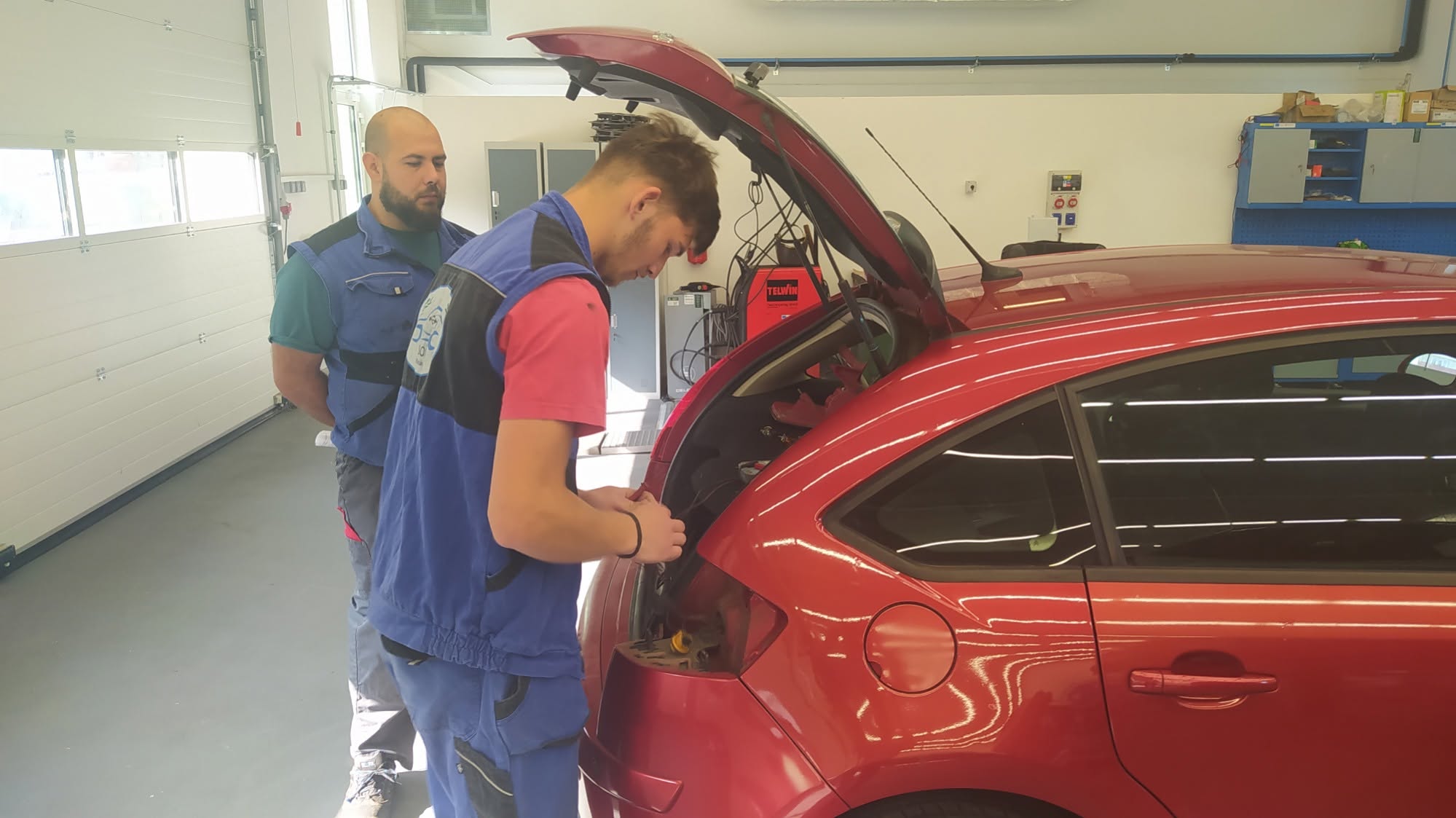 Žiak na odbornom výcviku v školskom autoservise