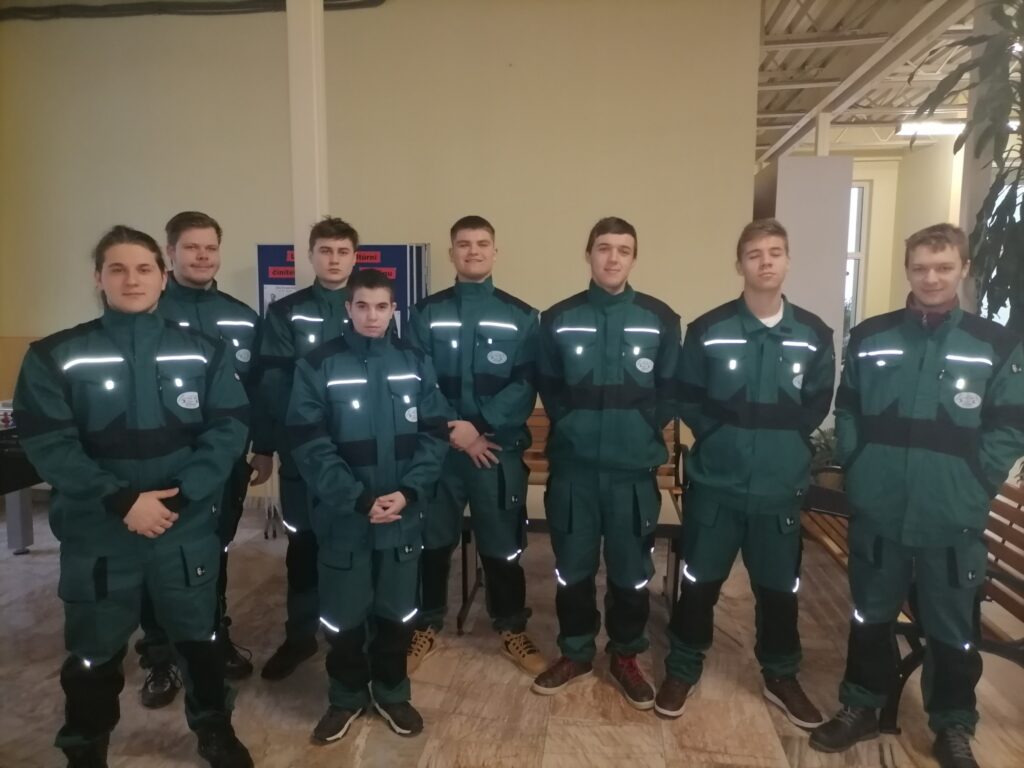 Žiaci dostali nové pracovné oblečenie