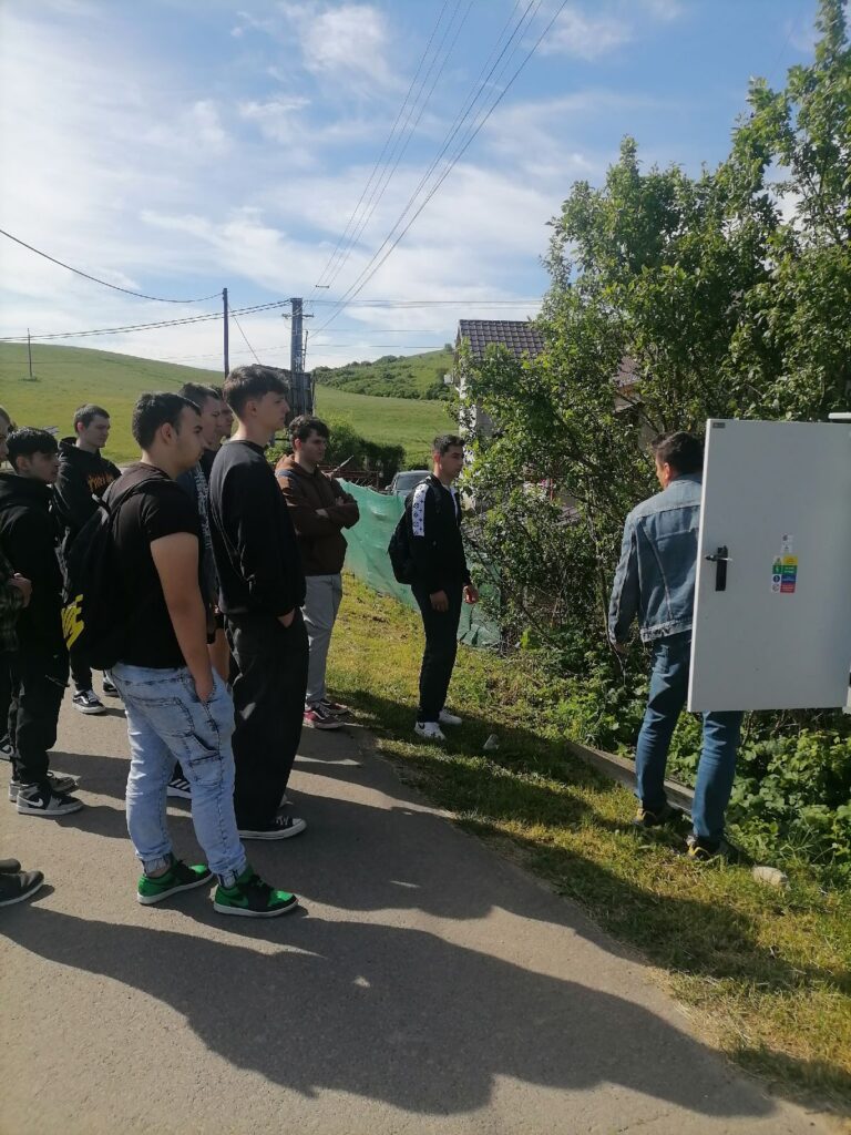 Žiaci si prezerajú vonkajší sieťový rozvádzač