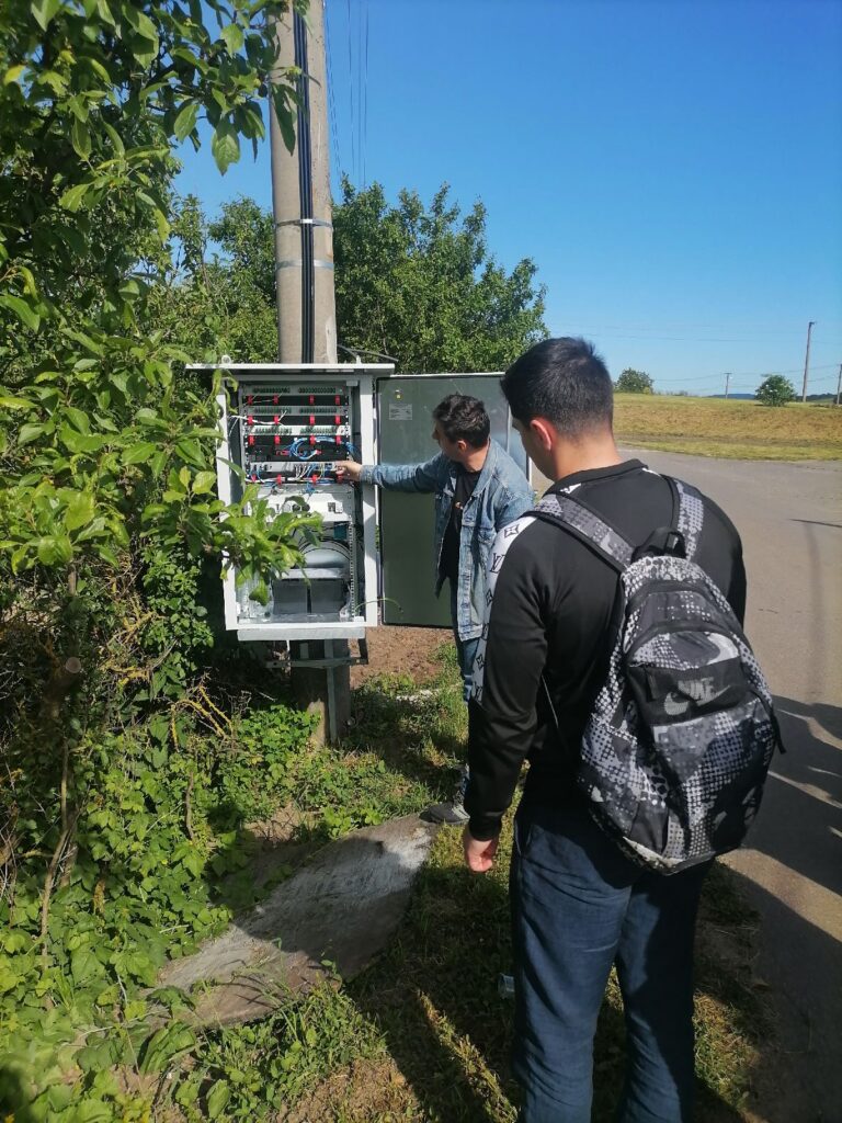 Technik ukazuje žiakom vnútro sieťového rozvádzača
