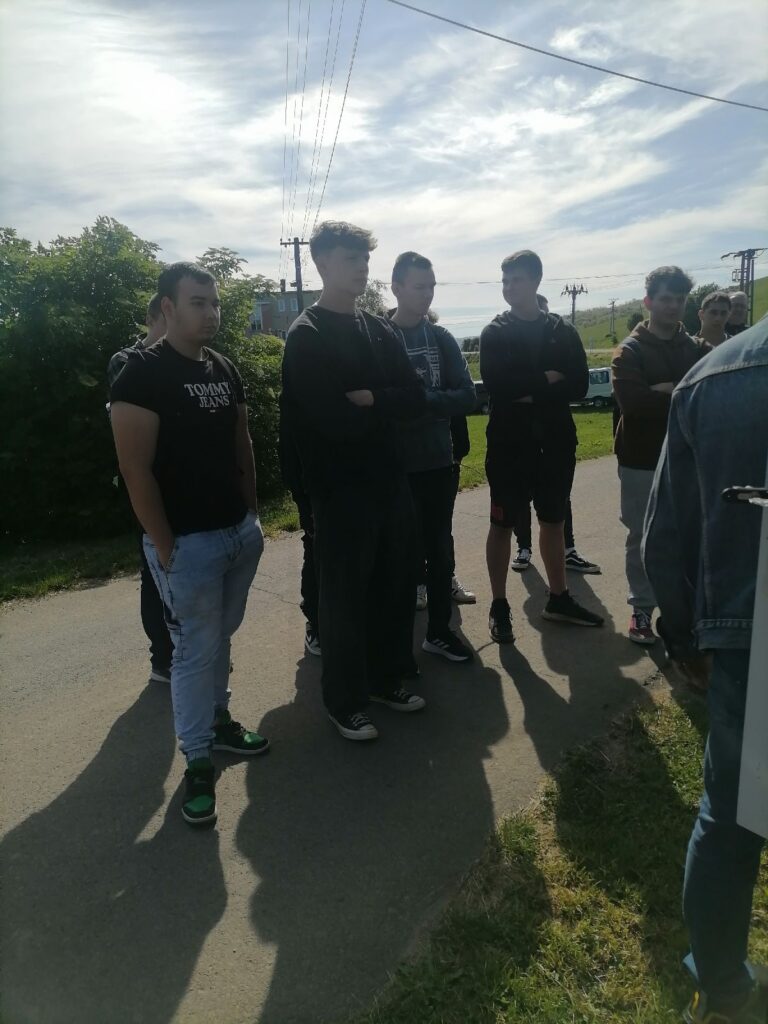 Žiaci počas exkurzie v teréne