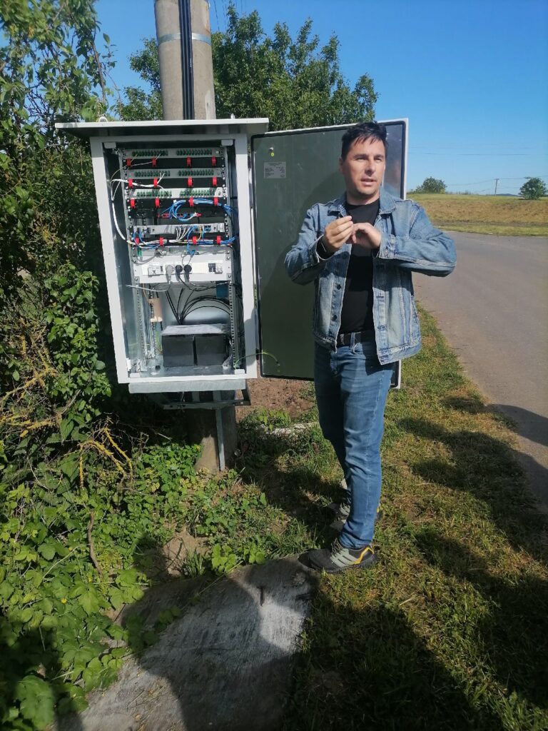 Technik vysvetľuje zapojenie optického rozvádzača