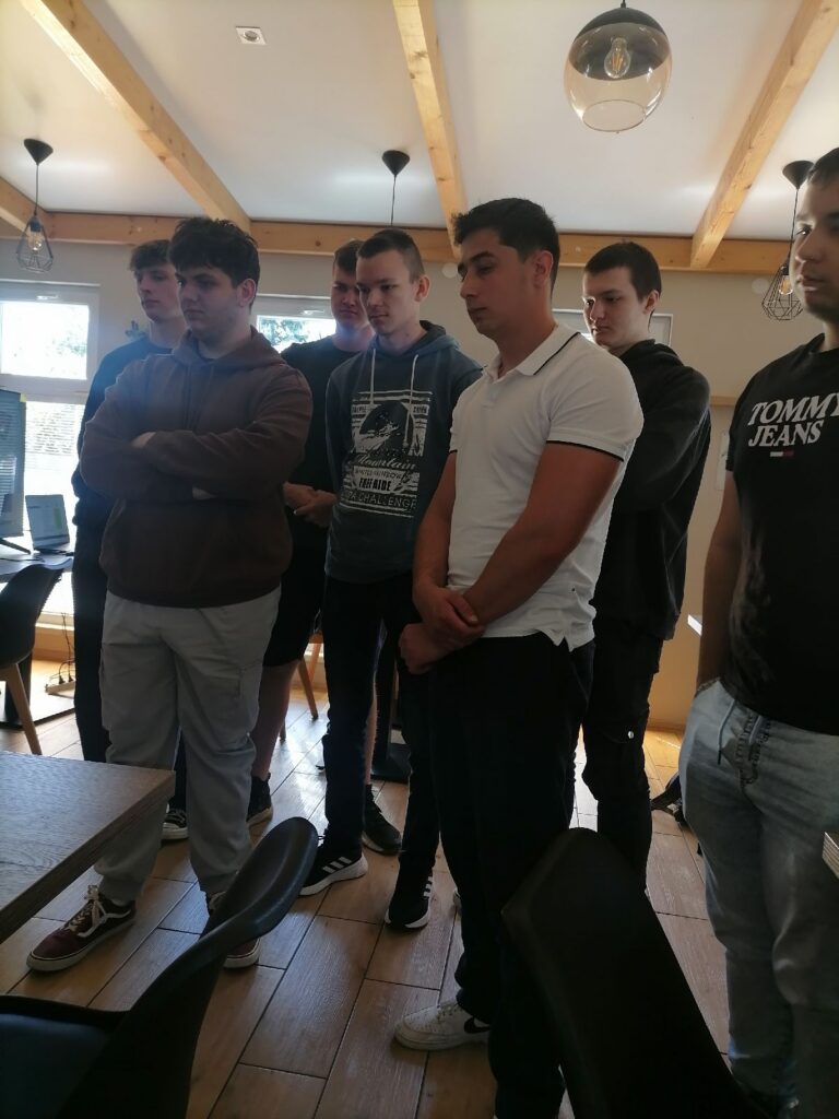 Žiaci si prezerajú sieťové zariadenia