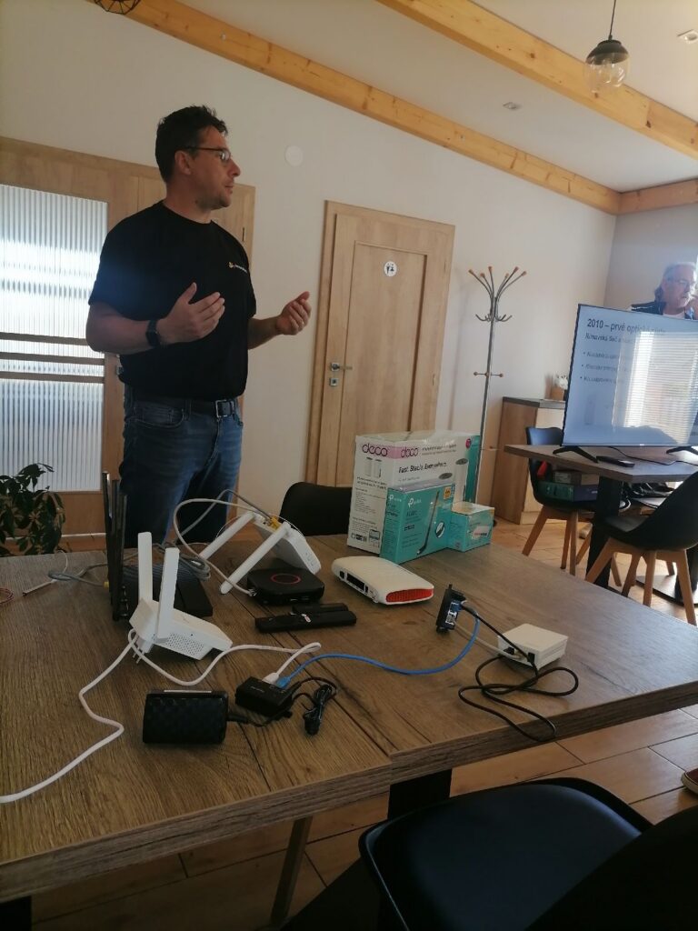 Ukážka smerovačov a sieťových prvkov počas školenia