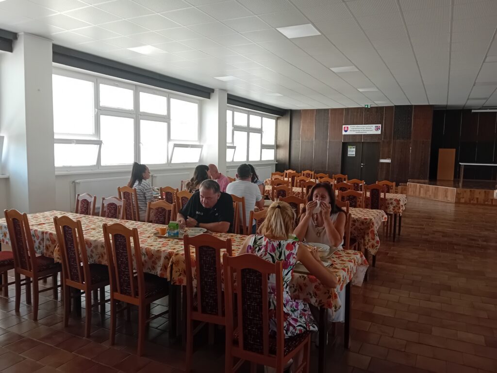 Stravníci pri obede v školskej jedálni