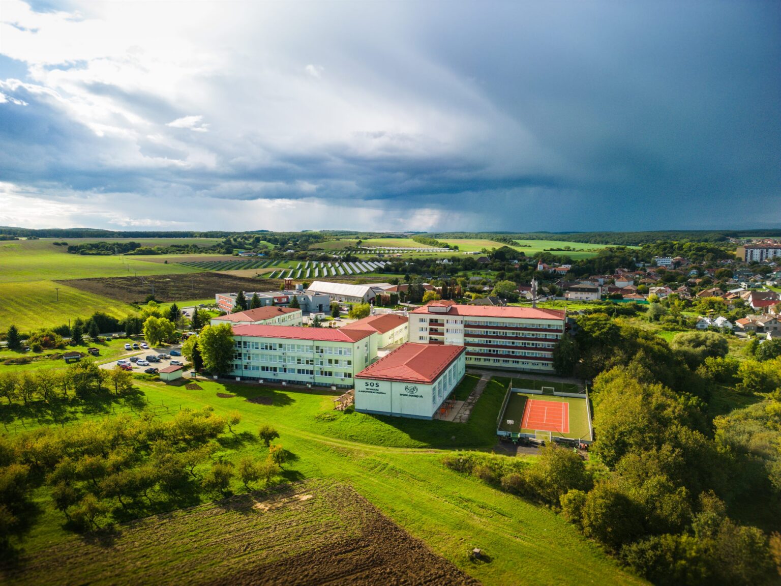 Areál školy z dronu