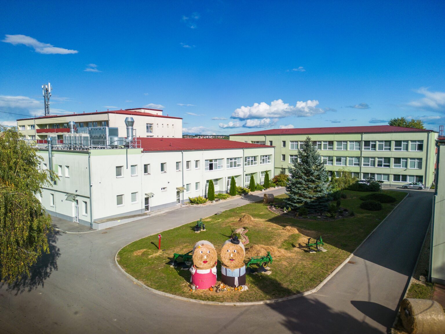 Budovy školy z dronu