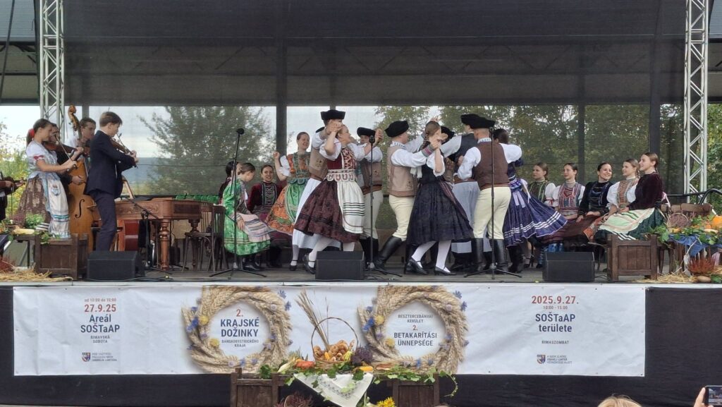 Folklórny súbor a ľudová hudba na dožinkovom pódiu