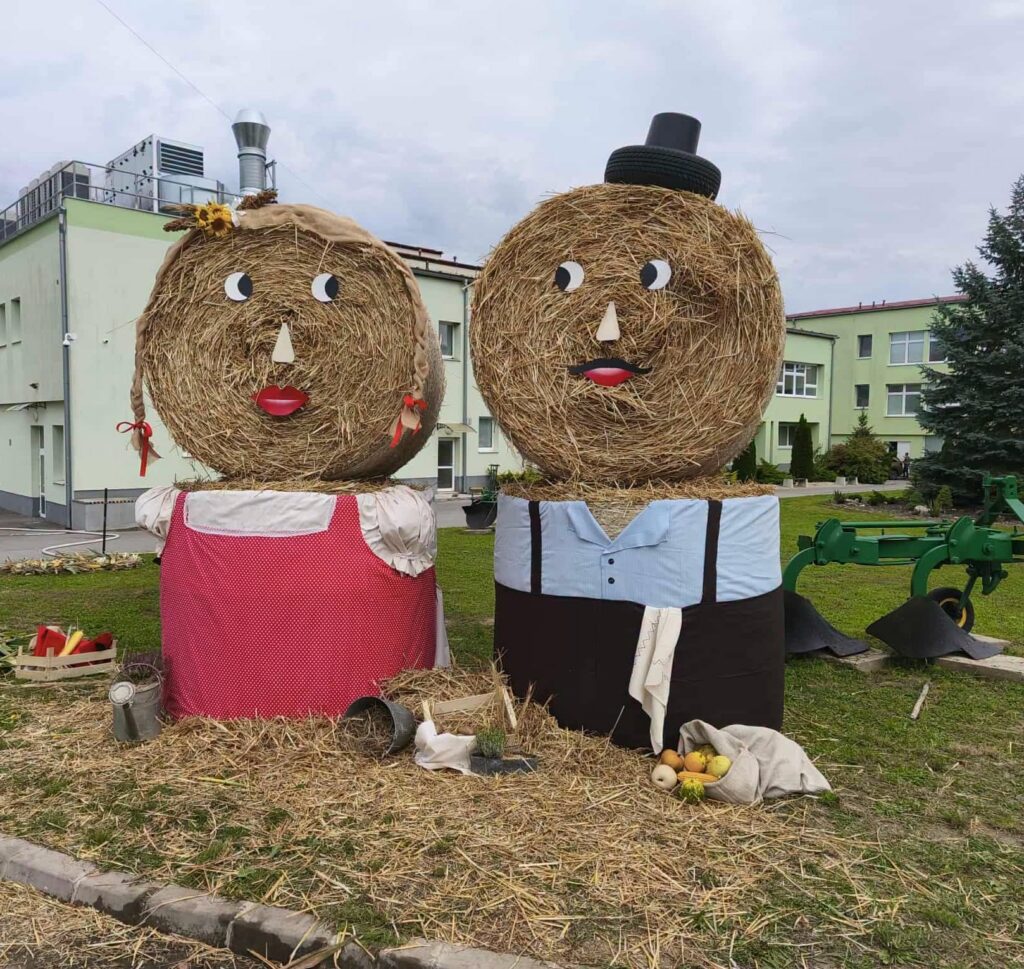 Dožinková výzdoba – postavy zo slamy v areáli školy