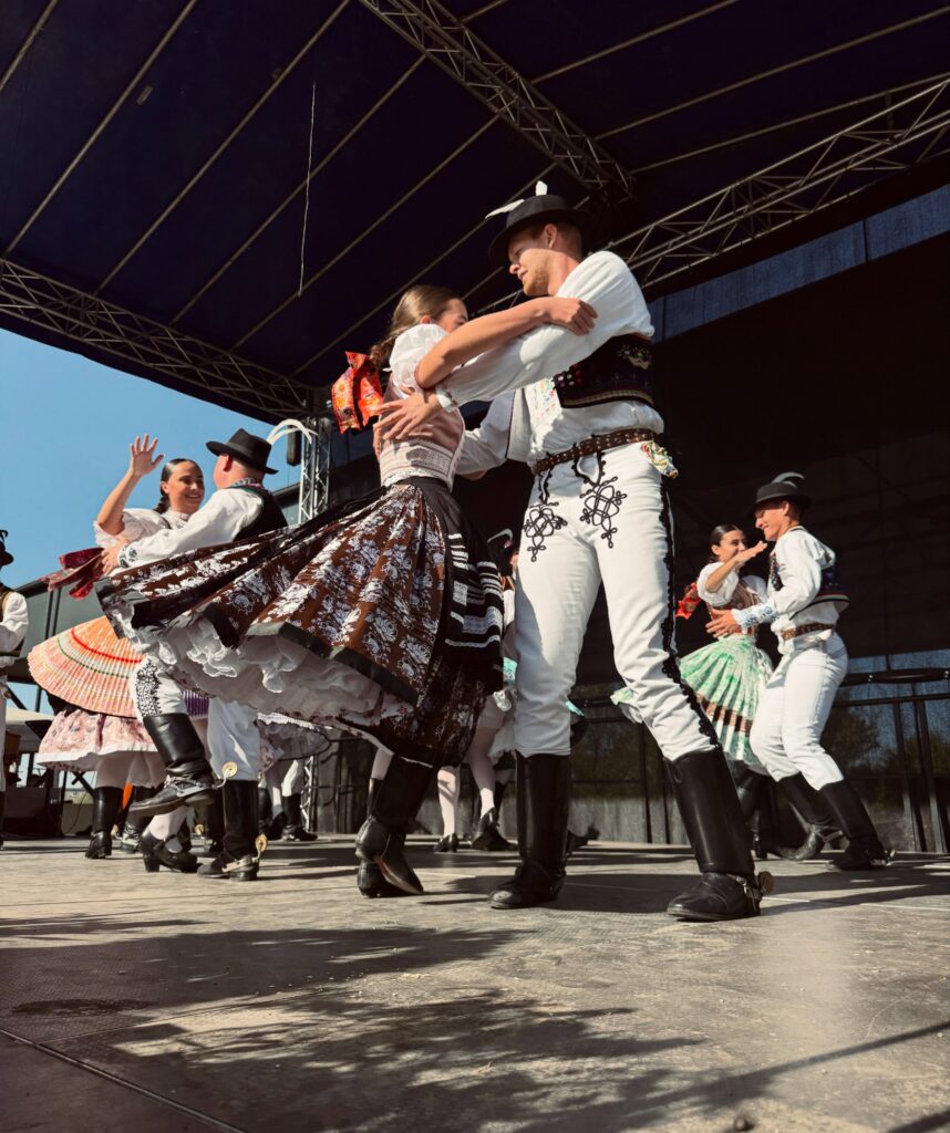 Folklórny súbor počas tanca na pódiu