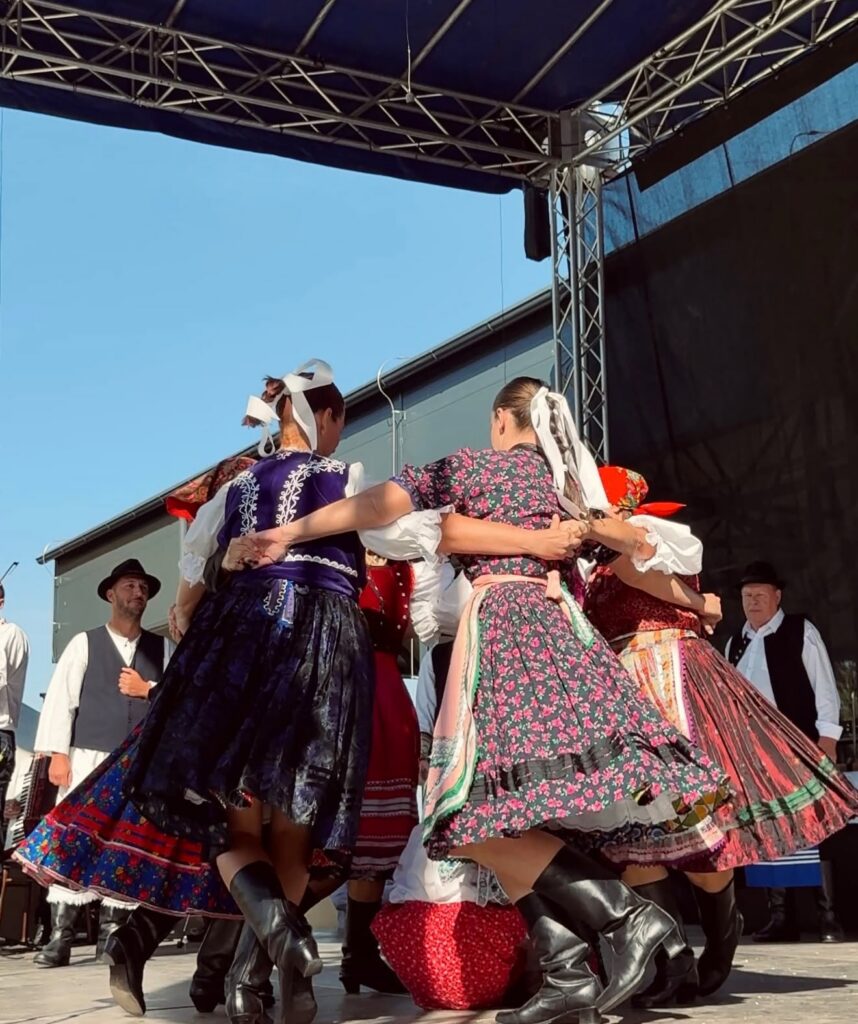 Tanečnice folklórneho súboru vo farebných krojoch