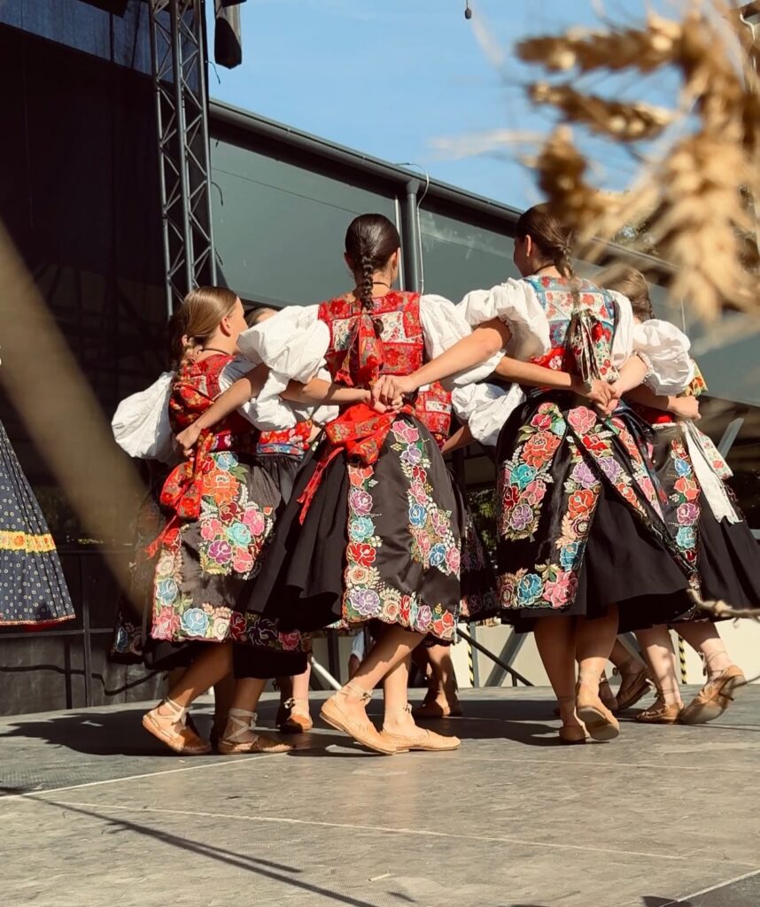 Tanečnice folklórneho súboru v červených krojoch