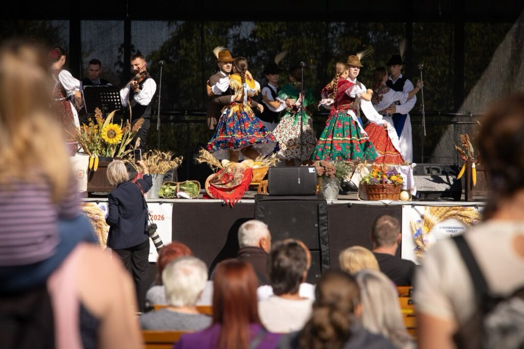 Vystúpenie folklórneho súboru na dožinkovom pódiu