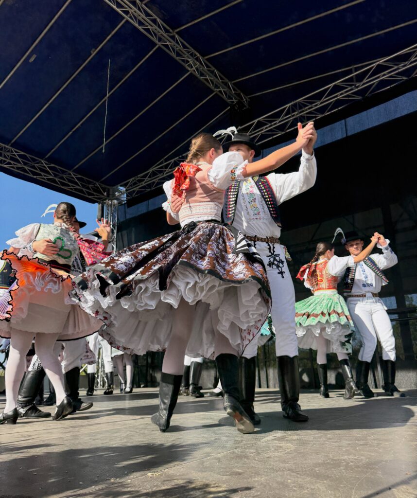 Tanečné páry folklórneho súboru na pódiu
