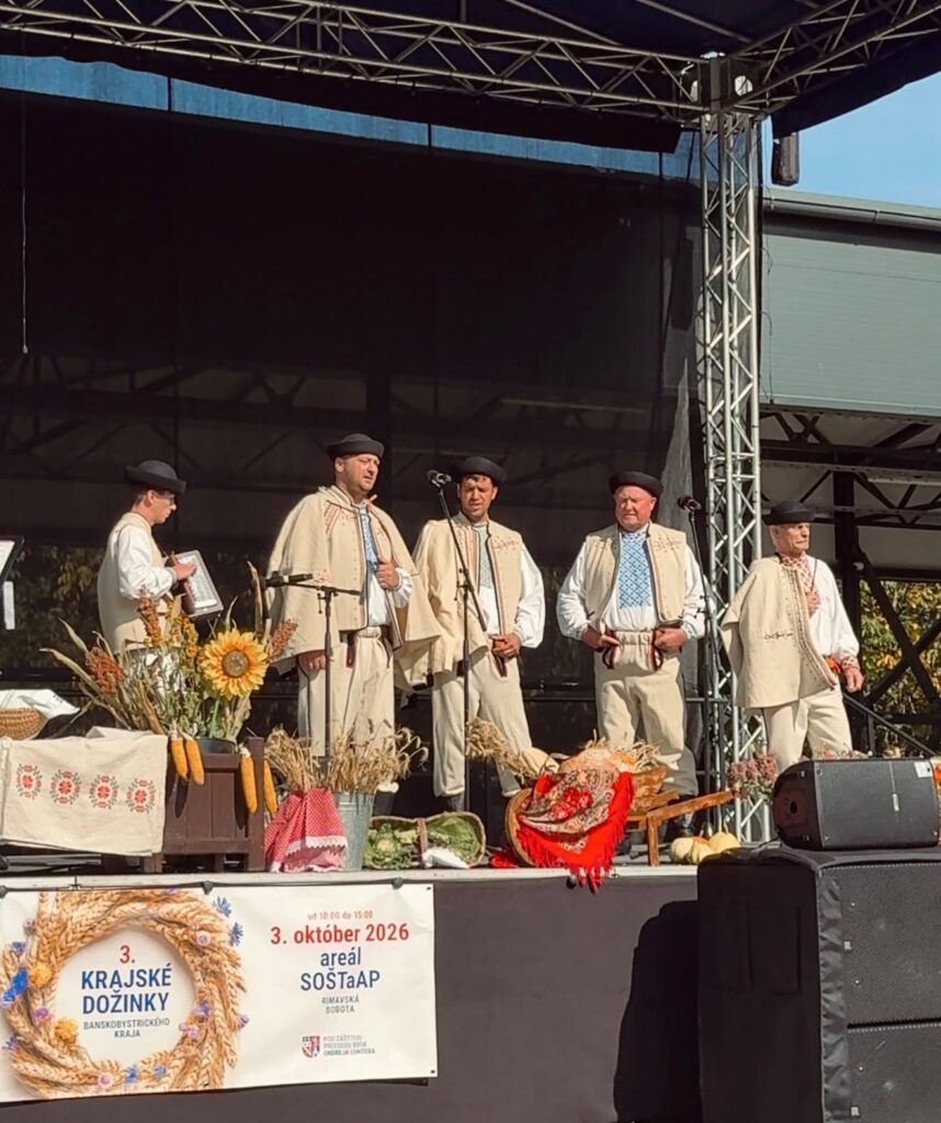 Mužská spevácka skupina v ľudových krojoch na pódiu